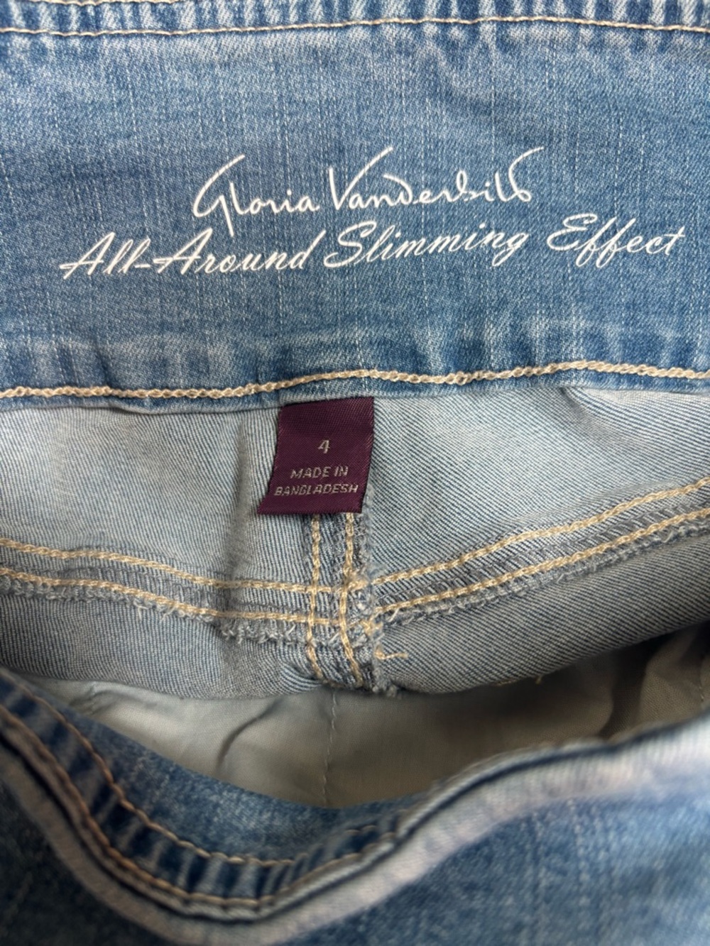 Gloria Vanderbilt “Amanda” Pull-on” Slimming Light Blue Wash Bermuda Shorts Sz 4 - Picture 3 of 6